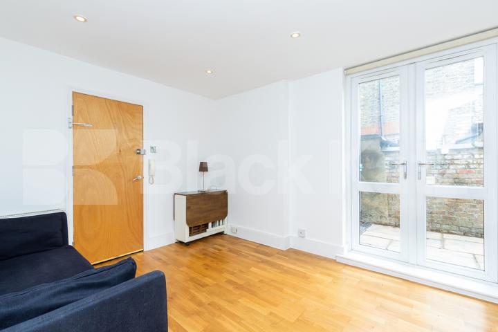 Minutes to a Zone 2 tube and the added benefit of a large private patio Highbury Park, Highbury